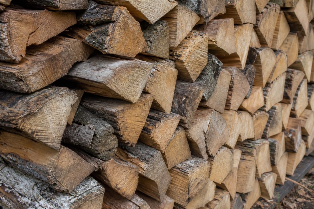 Exemple : bois de chauffage empilé prêt à livrer