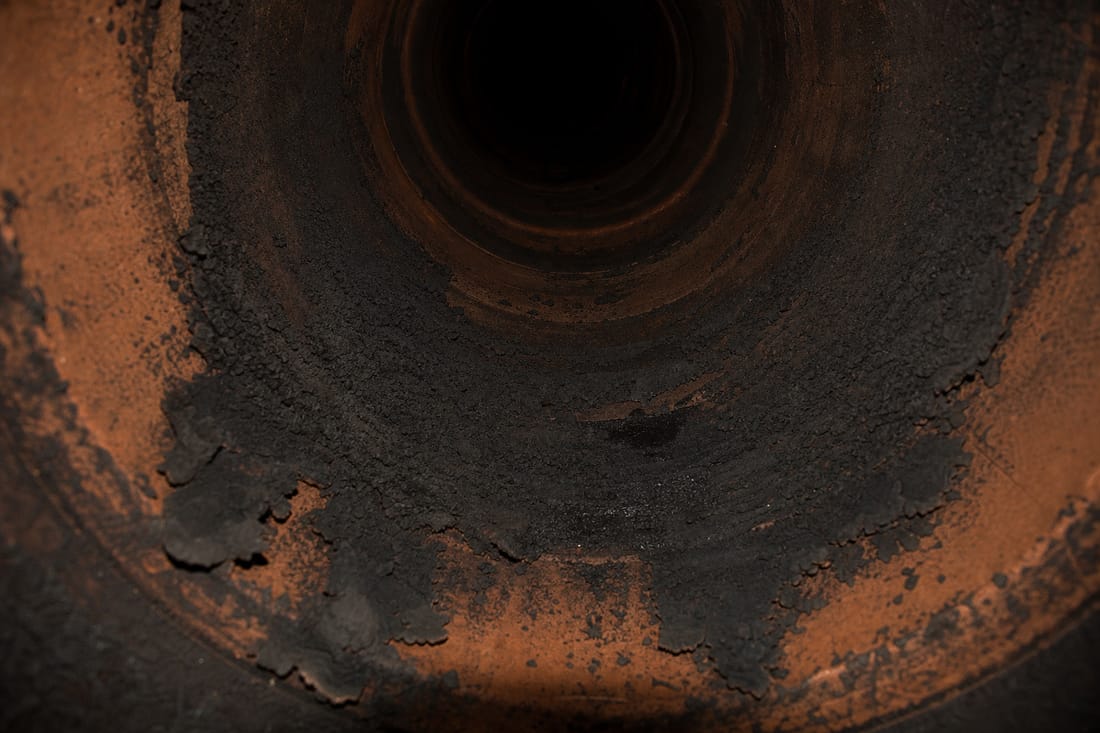Exemple : intérieur d'un conduit de cheminée avant ramonage
